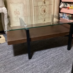 ガラストップセンターテーブル　オシャレ　がっしりとしたの画像