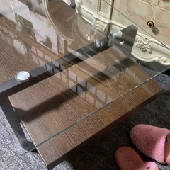 ガラストップセンターテーブル　オシャレ　がっしりとしたの画像