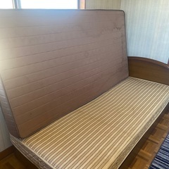 シングルベッドとマットレス2枚の画像