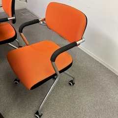 会議用デスクとチェアの画像