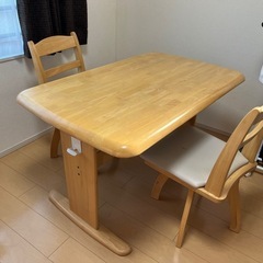 テーブルと椅子のセットの画像