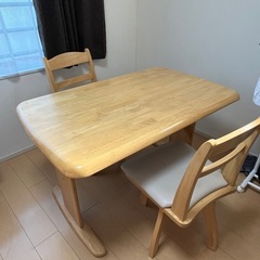 テーブルと椅子のセットの画像