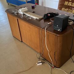 木製 両袖デスク（ヴィンテージ風・重厚タイプ）／店舗改装・新築建て替えに伴い、装飾品・備品・家具を譲渡いたしますの画像