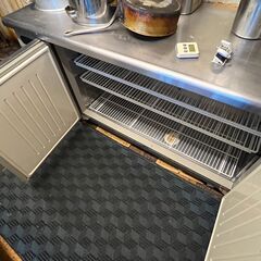 【業務用】SANYO 横型冷蔵庫 SUR-G1561S（328L） 作業台付き／店舗改装・新築建て替えに伴い、装飾品・備品・家具を譲渡いたしますの画像