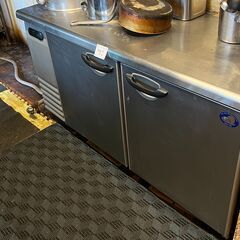 【業務用】SANYO 横型冷蔵庫 SUR-G1561S（328L） 作業台付き／店舗改装・新築建て替えに伴い、装飾品・備品・家具を譲渡いたしますの画像
