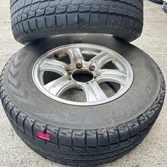 17インチのアルミホイールとスタッドレスタイヤのセットの画像