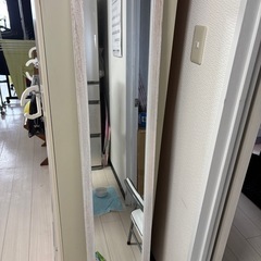白い木目のスタンドミラー