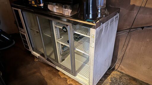 業務用冷蔵ショーケース（コールドテーブル・スライド扉式）／店舗改装・新築建て替えに伴い、装飾品・備品・家具を譲渡いたします