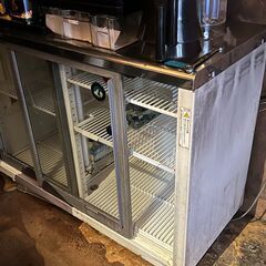 業務用冷蔵ショーケース（コールドテーブル・スライド扉式）／店舗改装・新築建て替えに伴い、装飾品・備品・家具を譲渡いたしますの画像