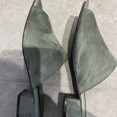 グリーンの低めのサンダルの画像