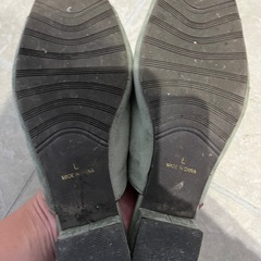 グリーンの低めのサンダルの画像