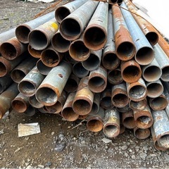  単管パイプ クランプ 建築 資材 長さ：4.8m〜5.0m  70本ぐらい(見える本数)の画像