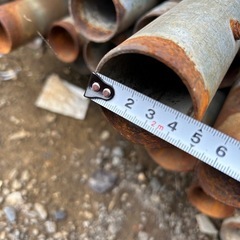  単管パイプ クランプ 建築 資材 長さ：4.8m〜5.0m  70本ぐらい(見える本数)の画像