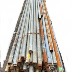  単管パイプ クランプ 建築 資材 長さ：4.8m〜5.0m  70本ぐらい(見える本数)の画像