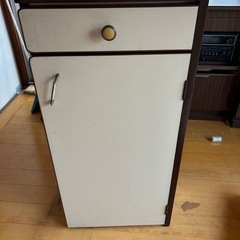 ⭕️5月末で家解体処分です⭕️無料⭕️収納家具、引き出し、扉付き の画像