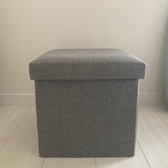 座れる収納スツール