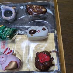 新品未使用品　 干支の招福置物 北山窯 12個セット 台座 1、座布団1の画像