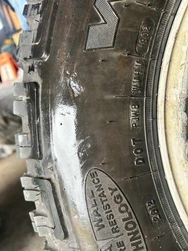 スパイクタイヤ　265/75R16 ホイール付き　ランクル等