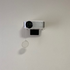 賃貸でも壁付け可能　プロジェクターの画像