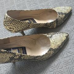 COLISEE  Sacha PARIS　蛇柄　23.5cm　パンプスの画像
