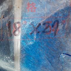 鳥獣ネット　古いですが未使用。18×27mと書いてあります。20ミリ角の画像