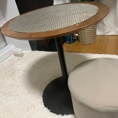 スツールとカフェテーブル