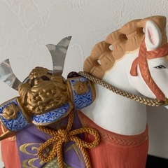馬と兜の置物　陶器の画像
