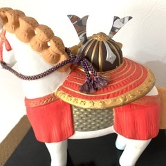 馬と兜の置物　陶器の画像