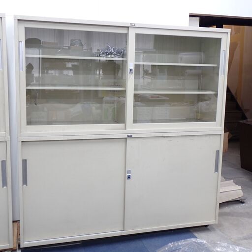 ITOKI イトーキ 鍵付きガラススライド上下書庫 キャビネット アイボリー 仕切り部品付属 直接引取限定