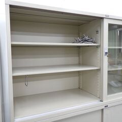 ITOKI イトーキ 鍵付きガラススライド上下書庫 キャビネット アイボリー 仕切り部品付属 直接引取限定の画像