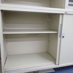 ITOKI イトーキ 鍵付きガラススライド上下書庫 キャビネット アイボリー 仕切り部品付属 直接引取限定の画像