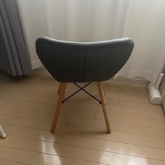 早い者勝ち！美品！グレーの合成皮革椅子の画像