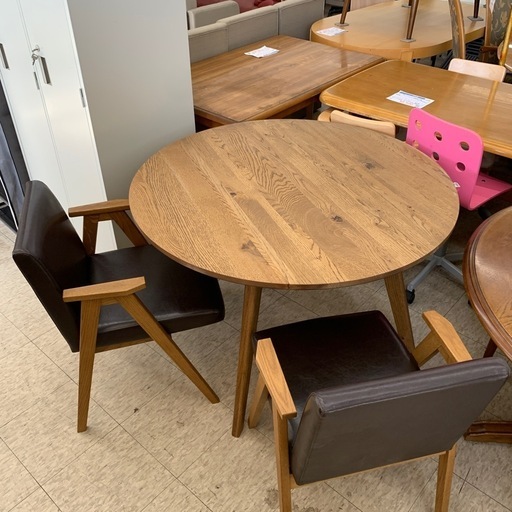 【ジモティー割引で最大15％OFF⭐️】  unico ラウンドテーブル＆チェア2脚セット ADDAY  round dining table/DALE arm chair