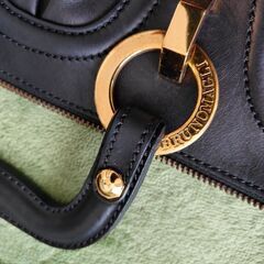 BRUNOMAGLI ブルーノマリ の本革ショルダーバッグの画像
