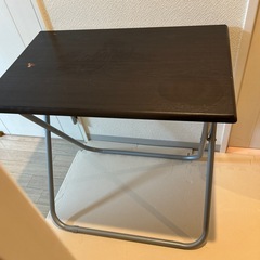 ブラウンの折りたたみテーブルの画像