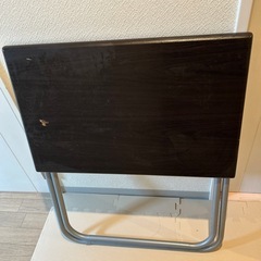 ブラウンの折りたたみテーブルの画像