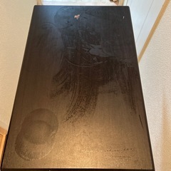 ブラウンの折りたたみテーブルの画像