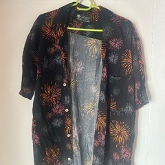 花火柄のシャツ
