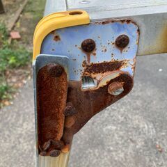 [済][あげます]難あり:アルミ製　脚立・足場　大小セット　屋外保管　錆あり　折り畳み不可の画像