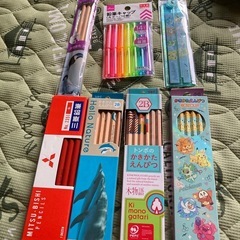 鉛筆、赤鉛筆、定規、キャップ