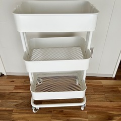 IKEAのワゴン白の画像