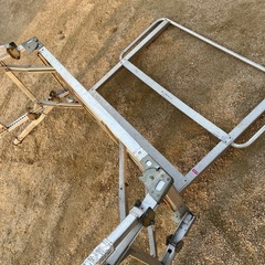【引取限定】アルミ合金製可搬式作業台　1台 （脚伸縮調整機能あり） DUK-12SX  手摺、アウトリガーつきの画像