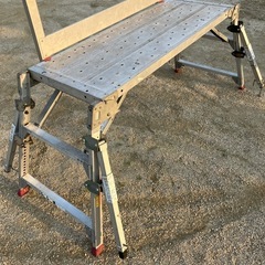 【引取限定】アルミ合金製可搬式作業台　1台 （脚伸縮調整機能あり） DUK-12SX  手摺、アウトリガーつきの画像