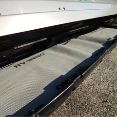 グレーのルーフキャリアの画像