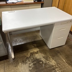 【値下げしました‼️】オフィス家具 事務デスク（スチール製、鍵付き）
