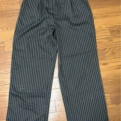グレー　ストライプパンツ