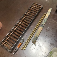レトロな五玉そろばんとキセルと火箸