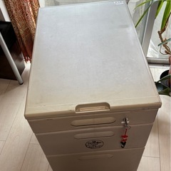 鍵付きの事務用キャビネットの画像