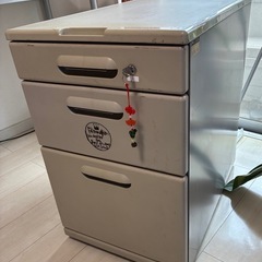 鍵付きの事務用キャビネット