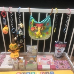 木製ベビーサークル、玩具、お菓子など